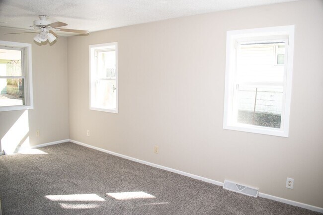 Building Photo - Cozy 1 Bedroom with 2 stall garage