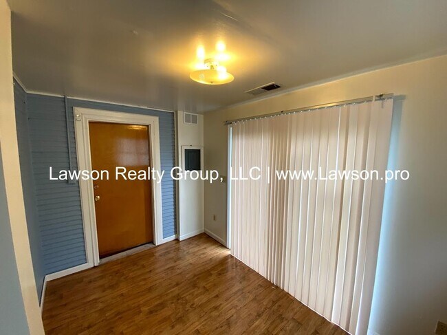 Building Photo - 1415 Clarke Ave SW