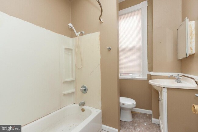 Building Photo - 3 Bedroom House