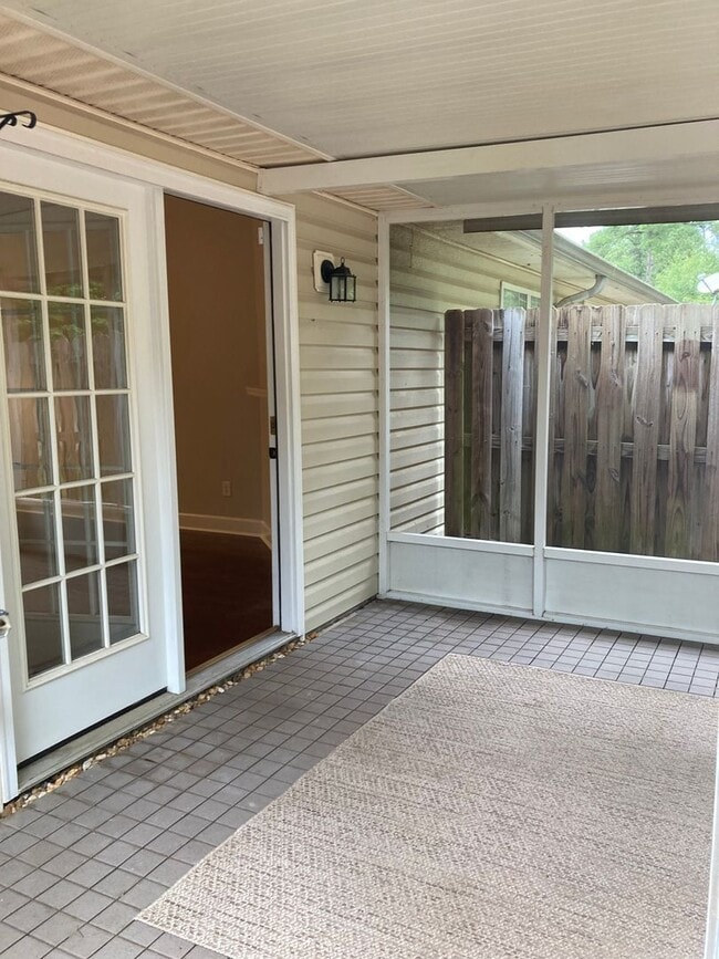 Building Photo - 3 Bed/3 Bath Townhome with Screened in Por...
