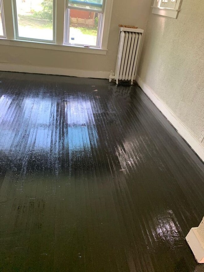 Building Photo - Large 4 bedroom Colonial- Section 8 Accepted- NO DEPOSIT SPECIAL