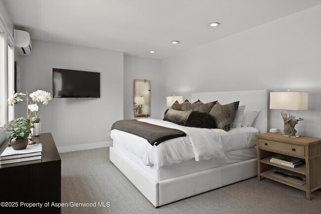 Building Photo - 120 S Spring St