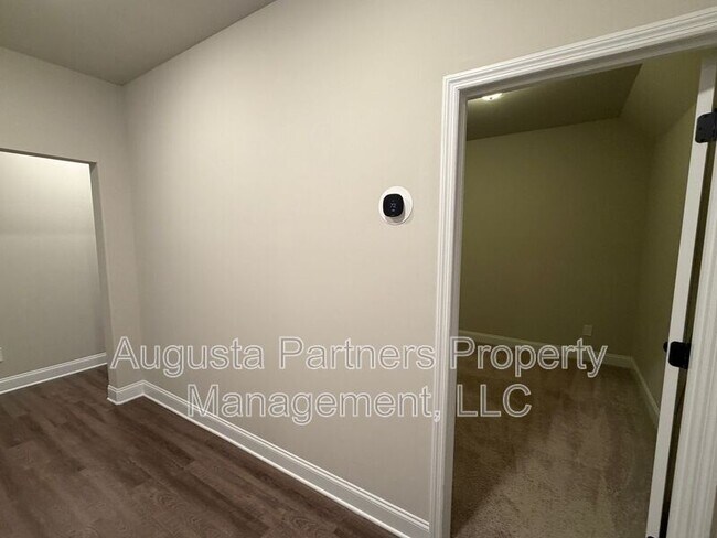 Building Photo - 3500 Hilltop Trl