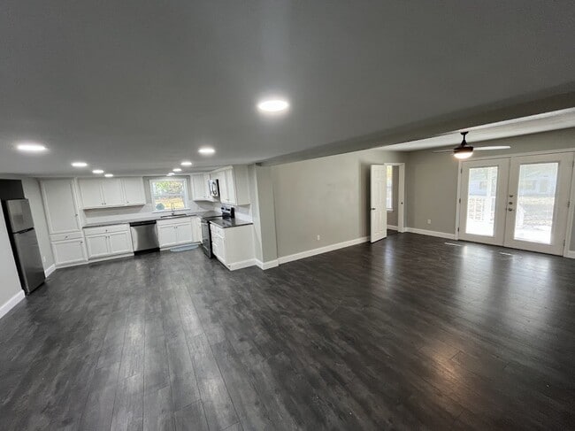 Building Photo - Beautifully Remodeled 3 Bedroom, 2 Bathroo...