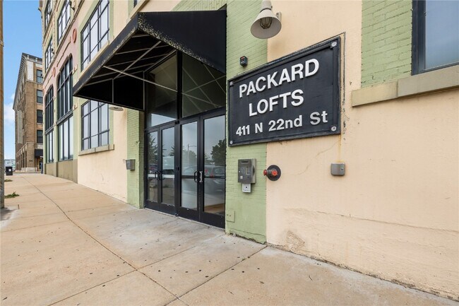 Primary Photo - 2201 Locust St