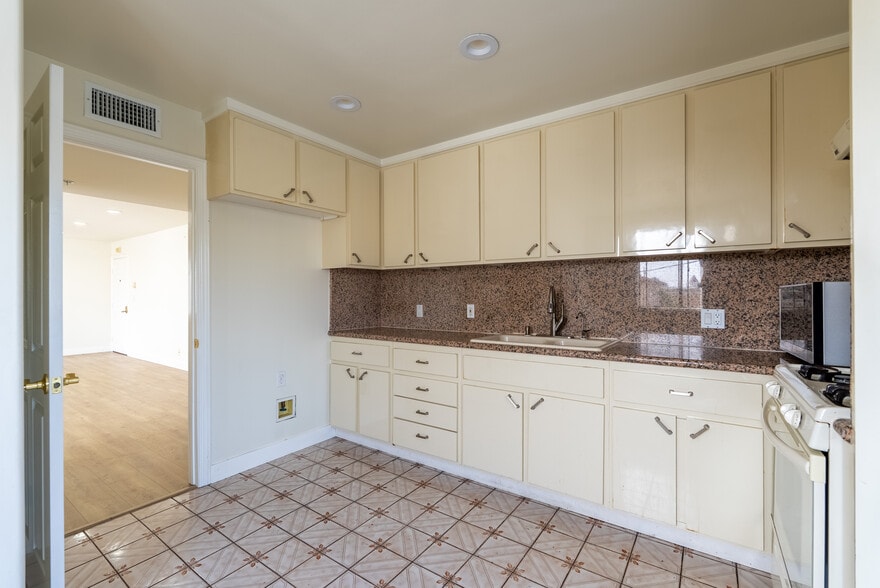 Building Photo - 1758 N Alexandria Ave