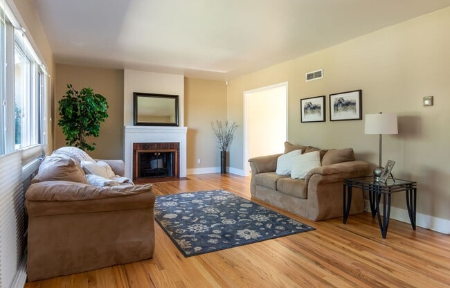 Building Photo - SPRUCE PARK CLASSIC 3/BD 2/BA 2/STORY 2/CG