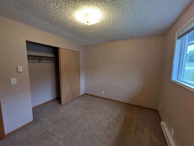 Building Photo - 2 Bed 1 Bath Duplex in Happy Valley!