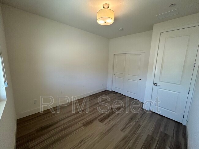 Building Photo - 5762 Caprice Ct