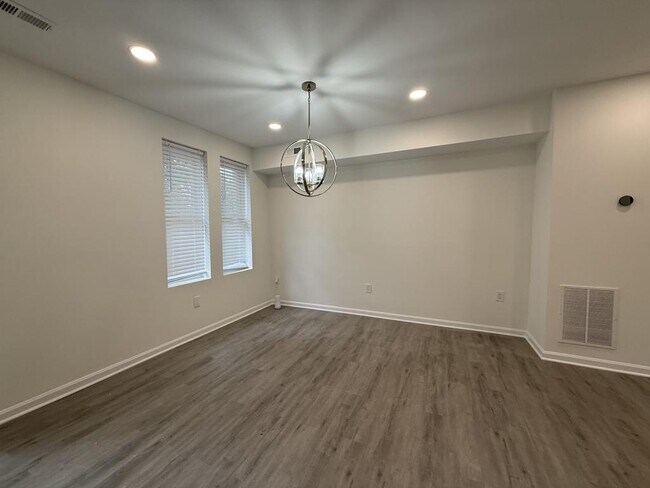 Building Photo - 5215 Ready Ave