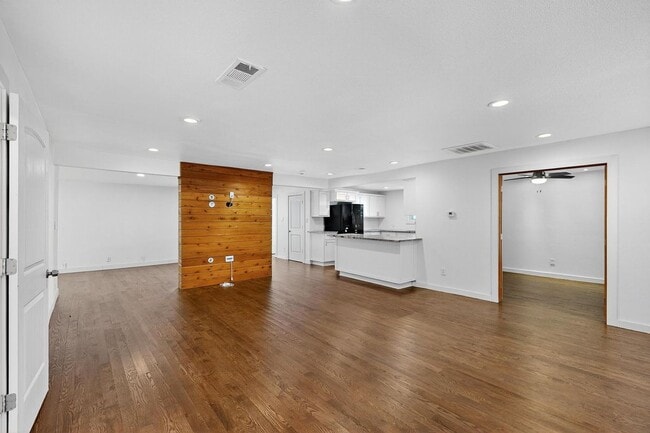 Building Photo - 8919 San Fernando Way