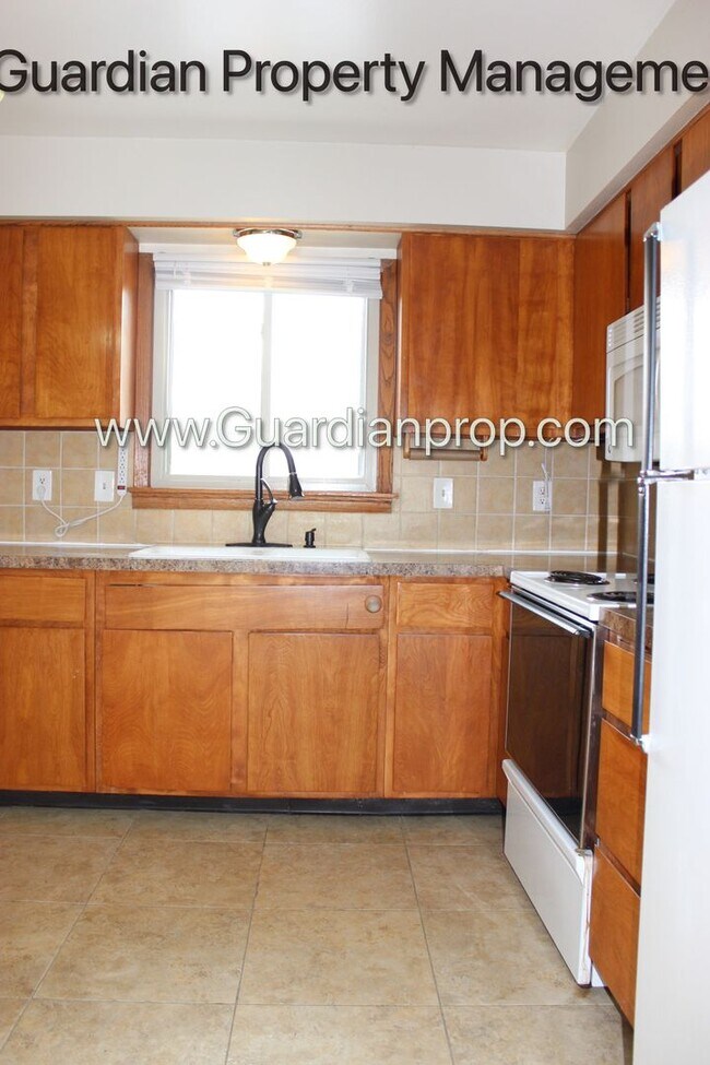 Building Photo - Main Level Apartment Pet Free Apartment, 1 Garage Space & 1 Surface Space, Pet Free Building