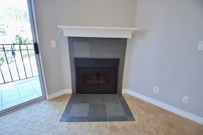 Building Photo - Spacious Bankers Hill 2/2 Condo! Walk to B...