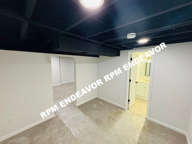 Building Photo - Modern 3-Bed Home in Quiet Neighborhood. F...
