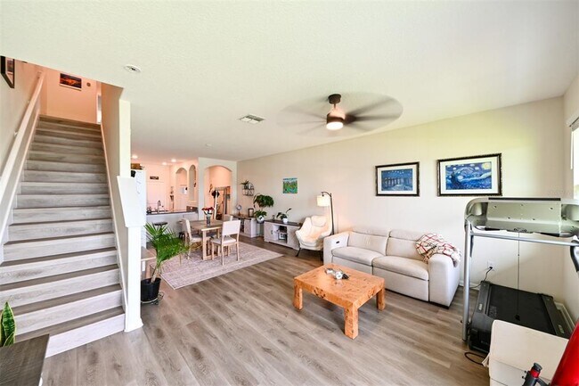 Building Photo - 736 Royal Empress Dr