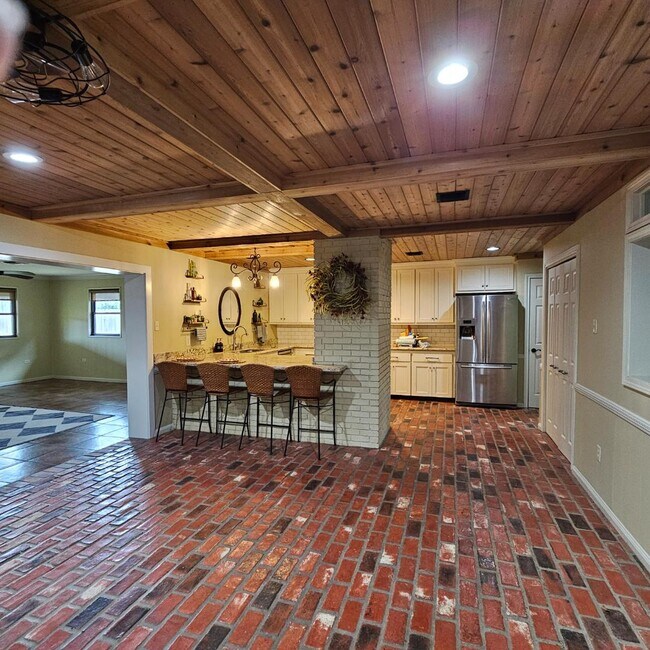 Building Photo - 106 E Garden Dr