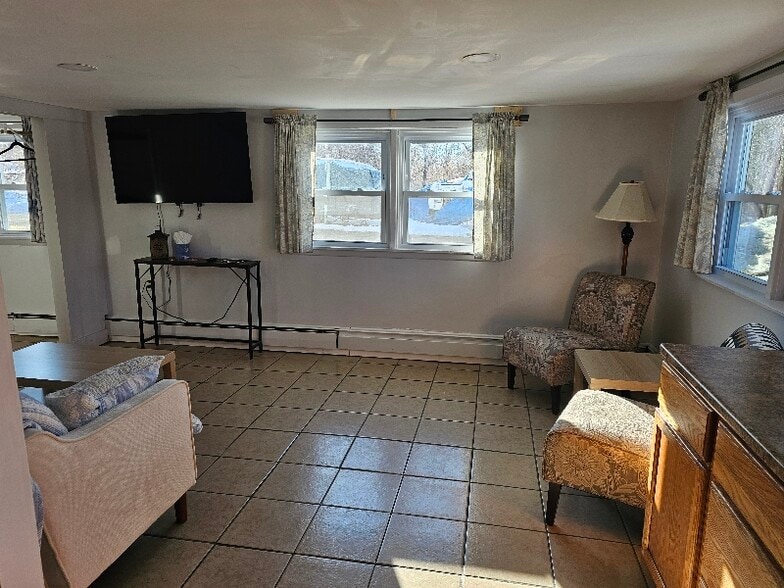 Building Photo - 5607 Cir Dr E