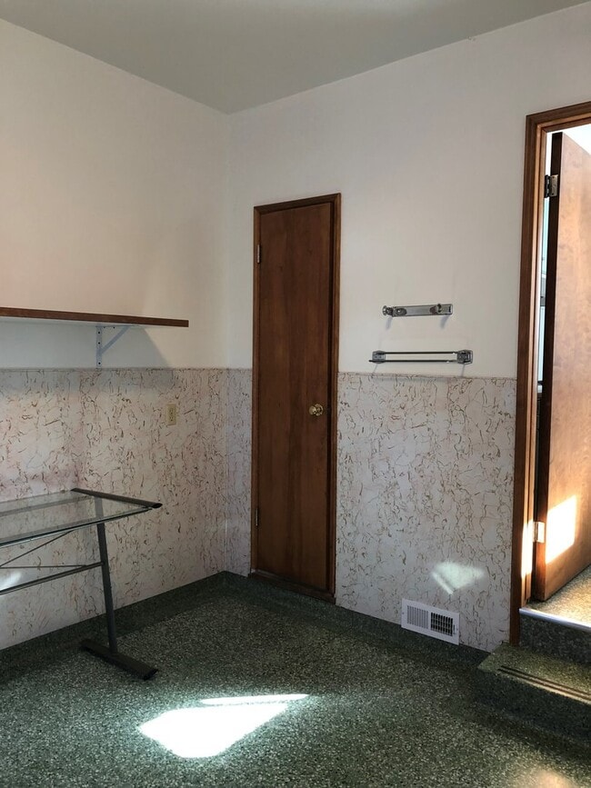 Building Photo - 2 Bed Mid-Century House w/ Garage & Fenced...