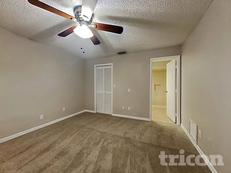 Building Photo - 1009 Jamaica Way