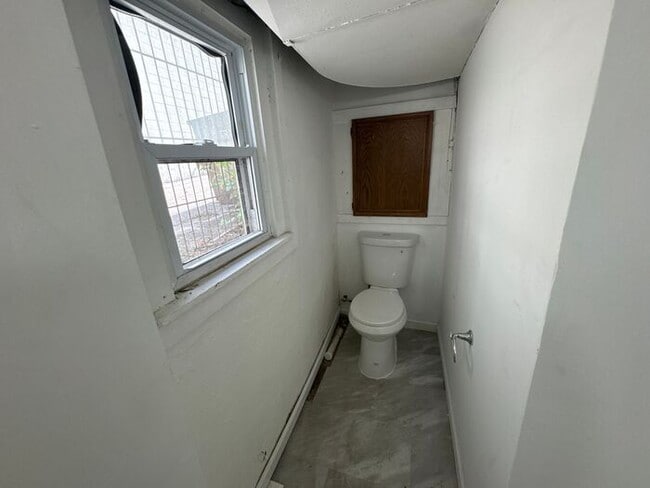 Building Photo - Beautifully renovated with mother in law s...