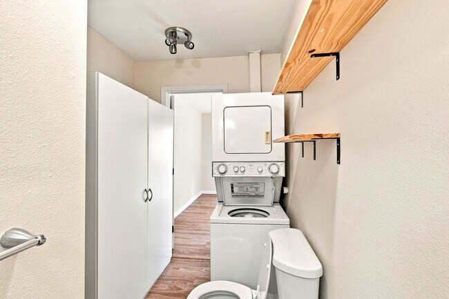 Building Photo - Quiet studio for rent