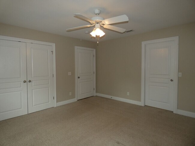 Building Photo - Marvelous Executive Pool Home in Hammersmith