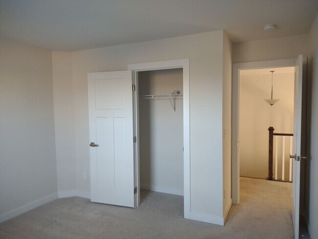 Building Photo - Superlative 6 Bedroom, 5 Bathroom Home in an Upscale Community!