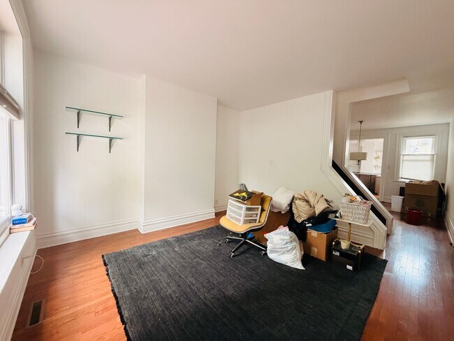 Building Photo - Lovely 3 story home with en-suiteS and private outdoor patio!