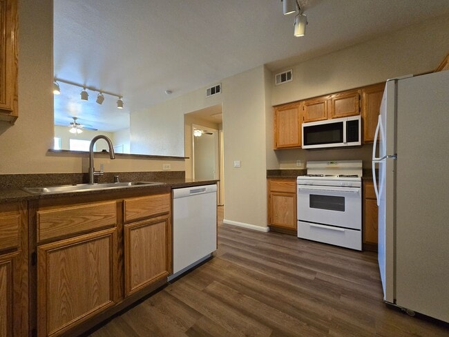 Building Photo - 1 bed, 1 bath condo with 2 car garage!!!