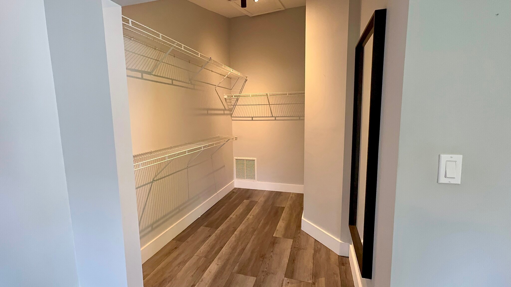 Building Photo - 5465 Grande Palm Cir