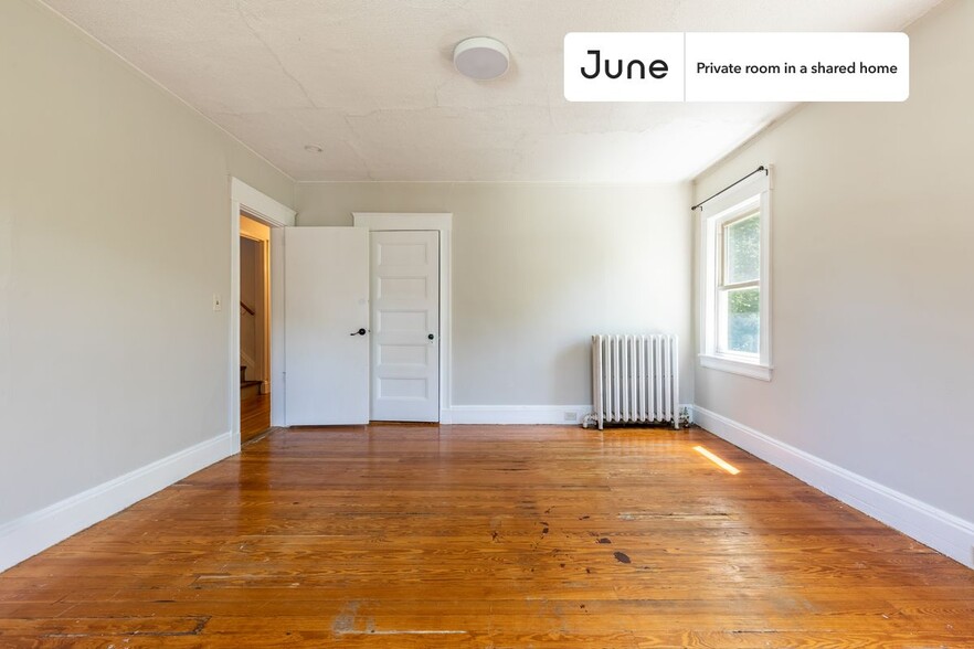 Building Photo - Private bedroom in 9 bed/2 bath Home