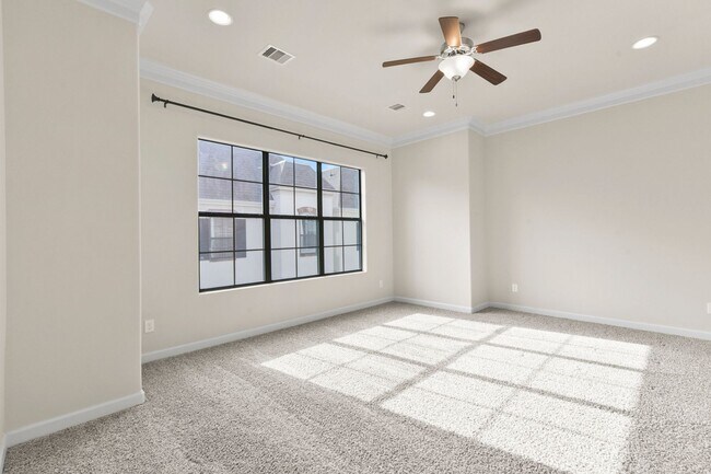 Building Photo - Elegant 3-Bedroom Home in Gated Inner Loop...