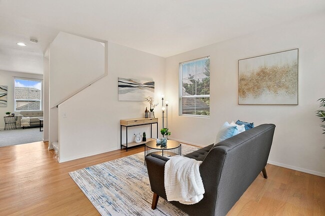 Building Photo - 3bd/2.5ba Bellevue Condo
