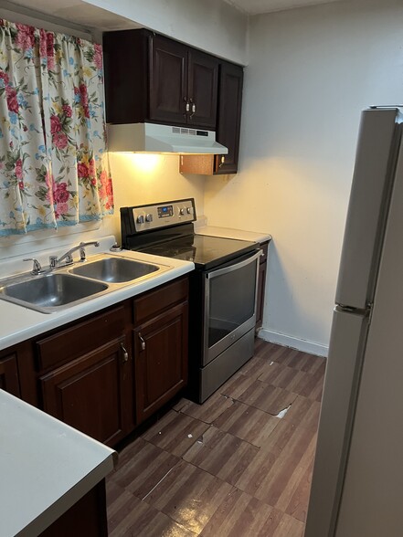 Kitchen - 2352 N Sheridan Ave