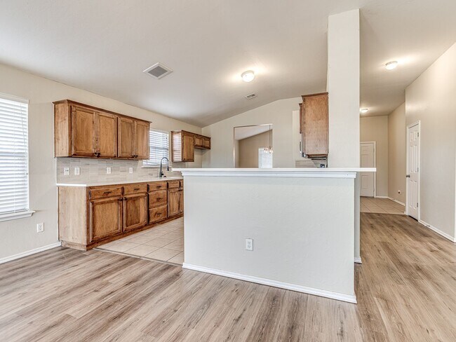Building Photo - Updated home in Edmond + 3 bed + 2 bath