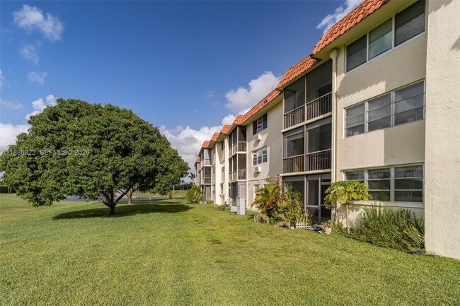 Building Photo - 9820 S Hollybrook Lake Dr