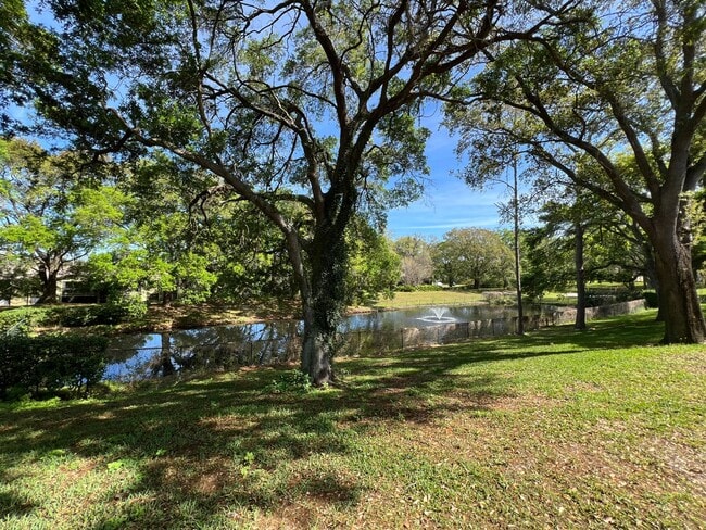 Building Photo - 1/1 Corner Unit in GATED ~ LAKEFRONT community in Altamonte Springs!