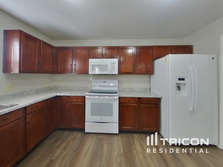 Building Photo - 824 Streamside Dr