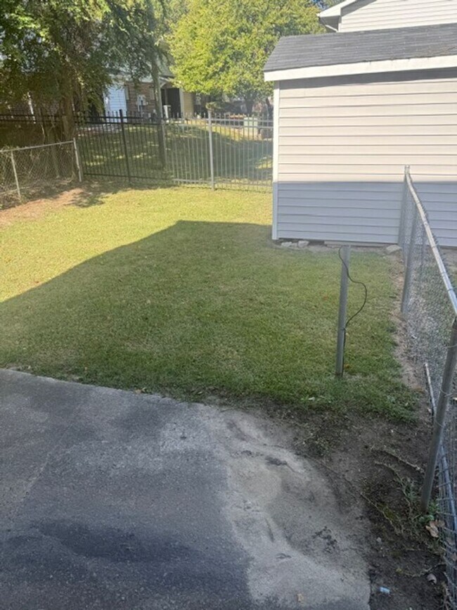 Building Photo - 800 Verdant Dr