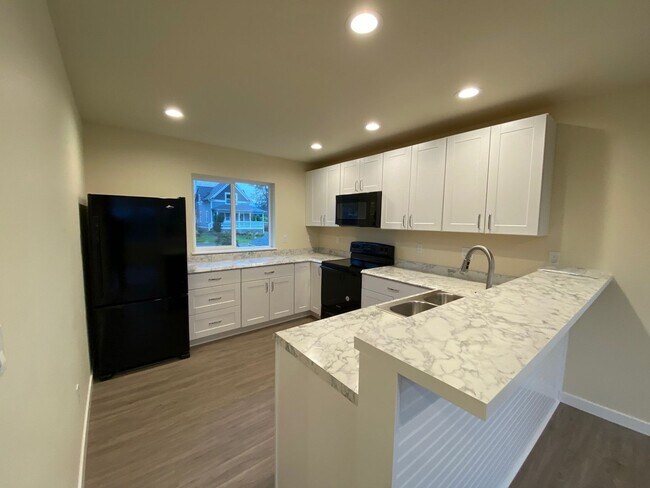 Building Photo - RENT SPECIAL! $1000 OFF OF FIRST MONTH! 5 Bed 3 Bath Home near WWU!