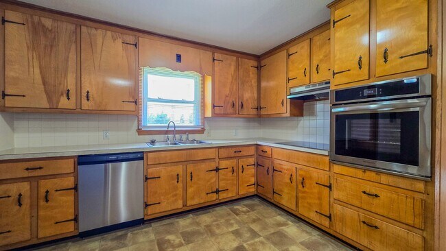 Building Photo - 2460 Sedalia Dr