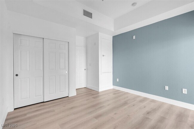 Building Photo - 75 E Agate Ave