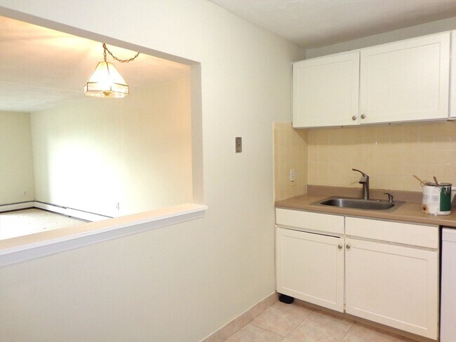Building Photo - 32 Whites Ave