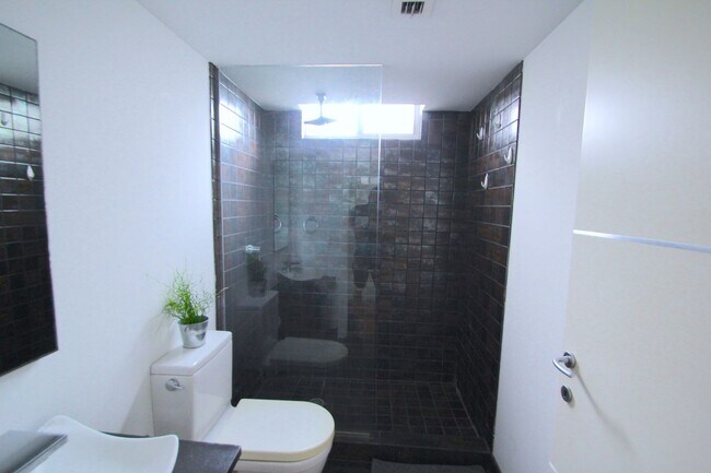 Building Photo - Beautiful garden unit with 1bed/1bath in t...