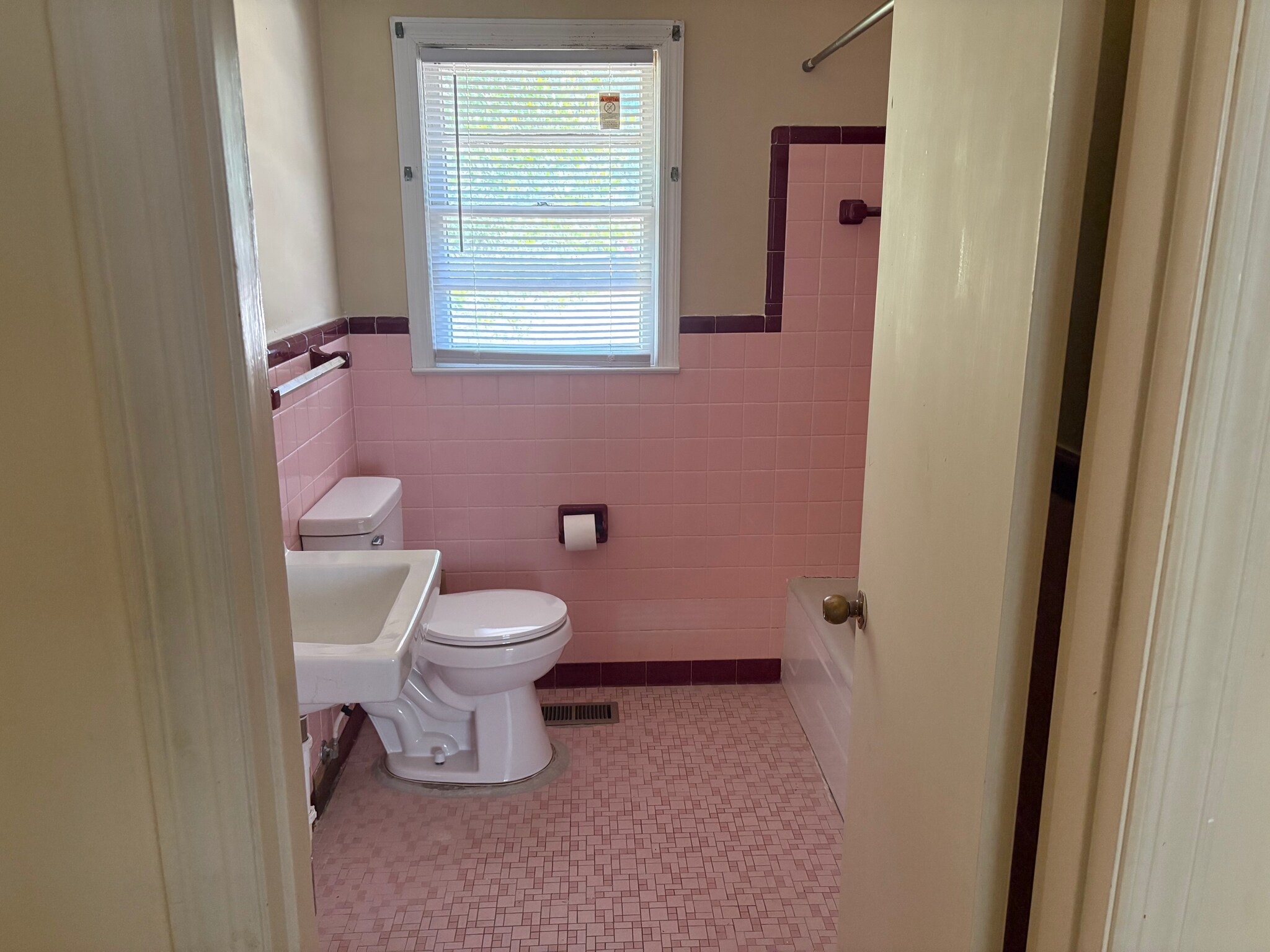 Building Photo - 5214 Palmetto Ln