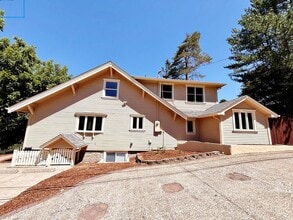 Building Photo - 2693 Chula Vista Dr