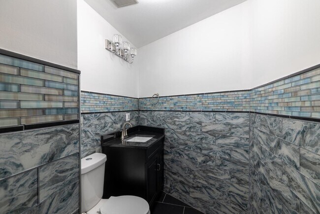 Building Photo - 1240 E Donges Ct