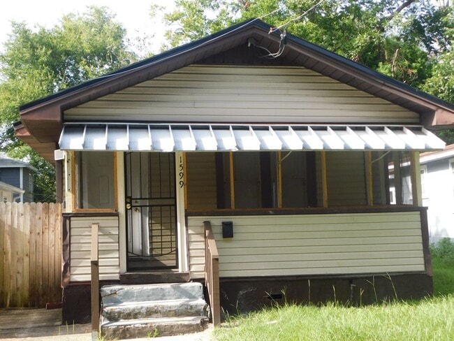 Primary Photo - Three Bedroom 1 Bath on quiet street