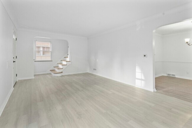 Building Photo - 3836 Woodmont Rd
