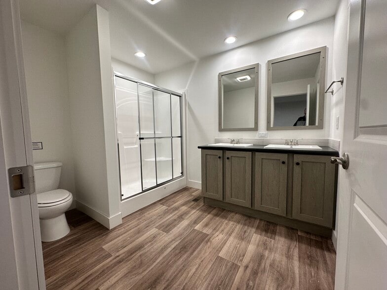 Building Photo - 19 Cavalier St N